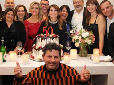 Party di cui spesso lui � l�organizzatore. Tra le mansioni che pi� lo divertono c�� infatti proprio quella di organizzare eventi, addirittura matrimoni